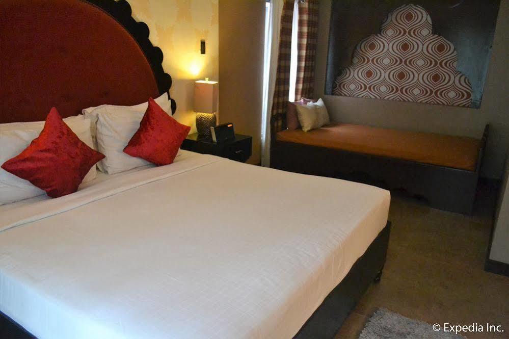 The Theodore Hotel Tagaytay City Buitenkant foto